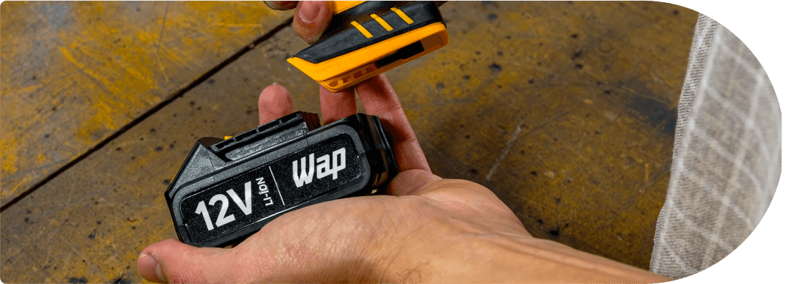 Parafusadeira e Furadeira BPF 12K3 Black apoida pela broca e base do carregador em posição lateral