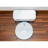 robo-aspirador-w4000-branco-com-uma-visao-de-cima-em-um-piso-de-madeira-marrom-com-a-base-de-limpeza-branca-vista-de-cima-7899831332656-7899831332670
