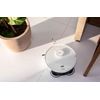 mostrando-o-produto-de-cima-perto-de-um-vaso-de-planta-o-chao-e-branco-e-o-produto-e-branco